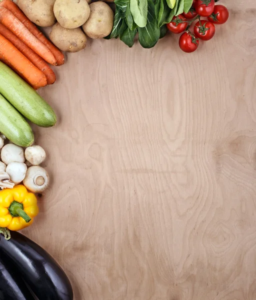 Verduras sobre fondo de madera — Foto de Stock