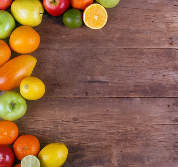 Frutas sobre fundo textura de madeira — Fotografia de Stock