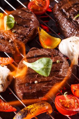 Barbekü Izgara sebzeli alevler ile sığır eti biftek