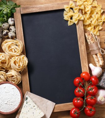 Kara tahta vintage ahşap zemin üzerine İtalyan gıda