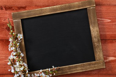 eski vintage okul çiçeklerle kayrak