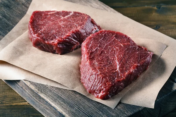 Etli ihale ham yağsız sığır eti biftek — Stok fotoğraf