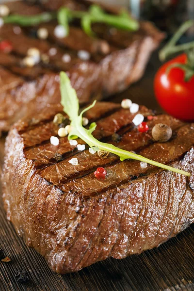 Két zamatos vastag részeinek finom sült vagy grillezett marha steak közelről — Stock Fotó