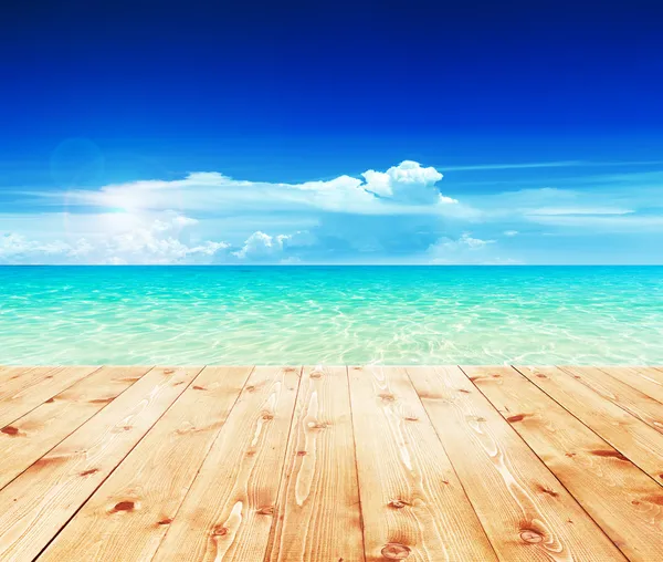 Table en bois vide au soleil pour le placement ou le montage du produit — Photo