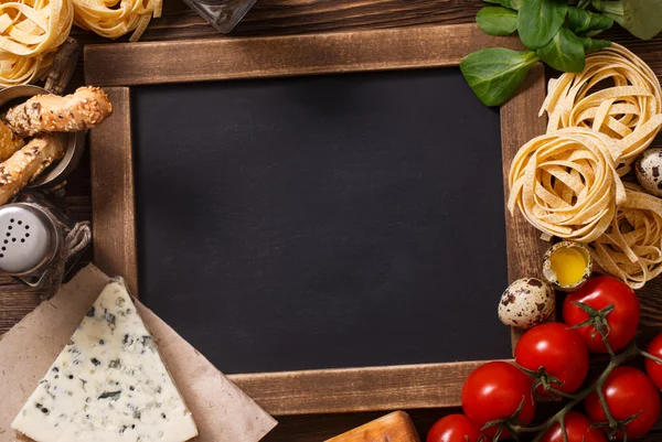 Vista aérea de los ingredientes para una receta de pasta italiana —  Fotos de Stock