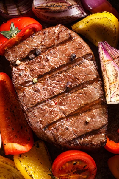 Steak de boeuf sur un barbecue aux légumes — Photo