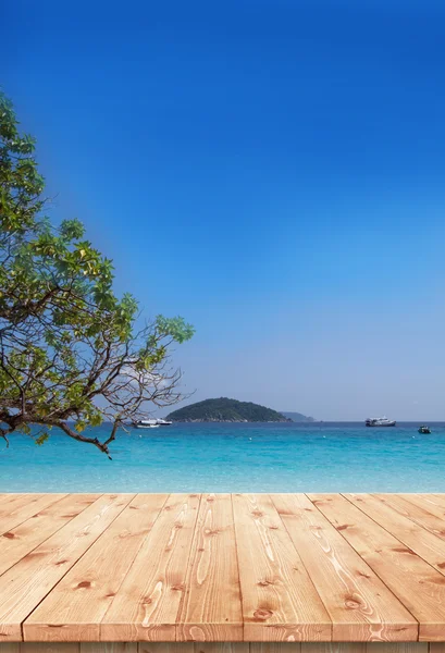 Mesa de madera vacía al sol para la colocación o montaje del producto — Foto de Stock