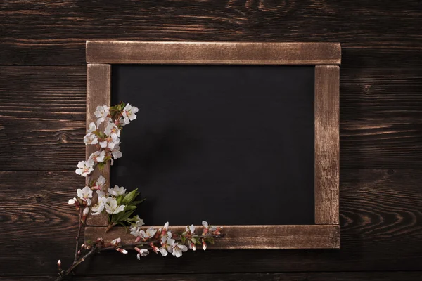 Viejo vintage escuela pizarra con flores — Foto de Stock