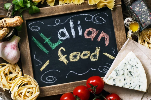 Italienisches Essen auf Vintage-Holz Hintergrund mit Kreidetafel — Stockfoto