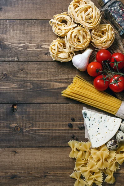 Vedere generală a ingredientelor pentru o rețetă italiană de paste — Fotografie, imagine de stoc