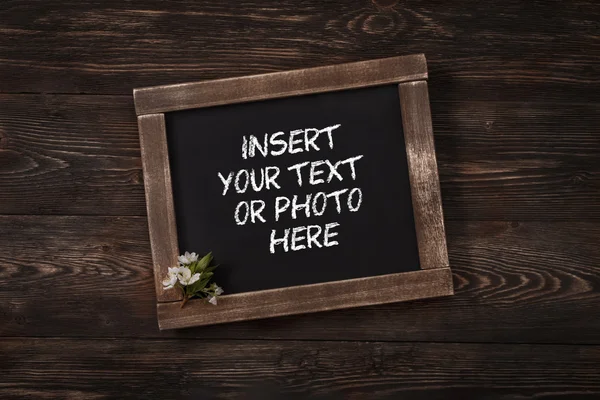 Oude vintage school leisteen met bloemen — Stockfoto