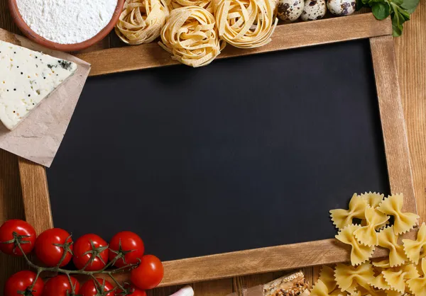 老式木背景与黑板上的意大利美食 — ストック写真