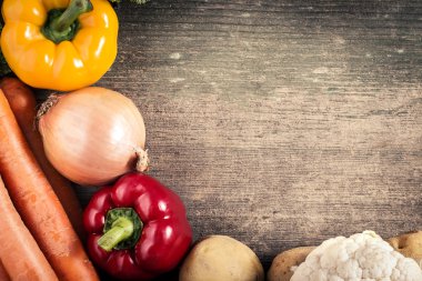 ahşap zemin üzerinde sebze