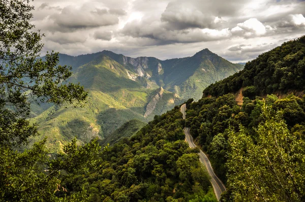 Estrada nublada nas montanhas — Fotografia de Stock