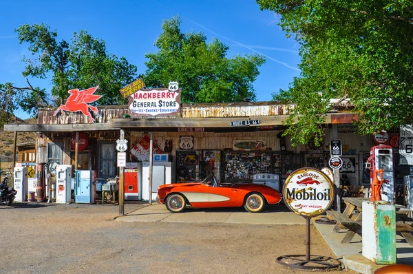 Antieke Alg. pers. op route 66 met retro vintage pompen — Stockfoto