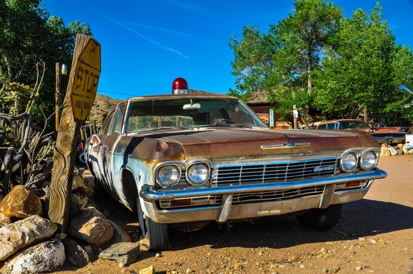 Carro vintage com uma sirene — Fotografia de Stock