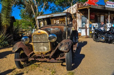 rota 66 mojave Çölü'nde paslı oldtimer