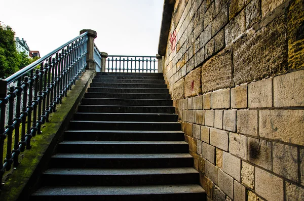 Старая наружная лестница в Праге — стоковое фото
