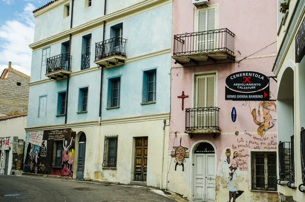 Orgosolo，撒丁岛，意大利-4 月 16 日： 街头壁画、 民间美术 — 图库照片