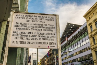 Berlin, Almanya - 16 Nisan 2014: check point Charlie'den dünya w
