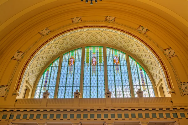 Janela de vidro manchado na estação ferroviária central histórica , — Fotografia de Stock