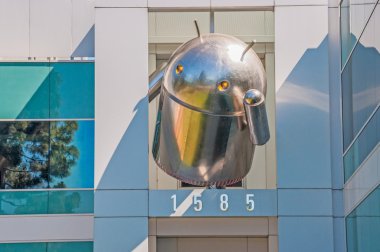 google'nın şirket merkezi üstündeki Android simgesi