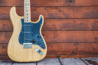 guitarra Fender stratocaster de madeiraFender stratocaster ahşap elektro gitar
