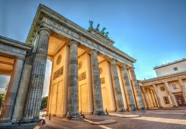 Brandenburg Kapısı (1788) at sunset, berlin, Almanya. HDR görüntüsü