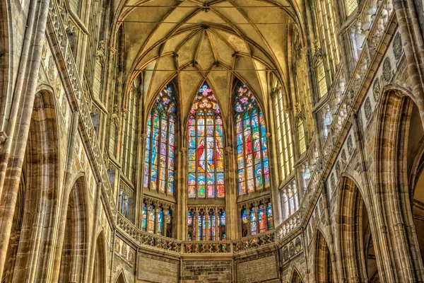 Stained windows in St. Vitus Cathedral located within Prague Cas — Stock Photo, Image