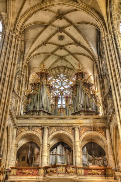 在捷克共和国布拉格圣维特大教堂的器官。hdr 我 — 图库照片