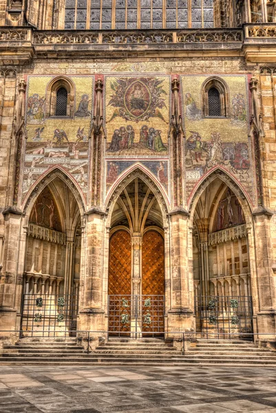 Southern gates of St.Vitus cathedral in Prague, Czech Republic. — Stock Photo, Image
