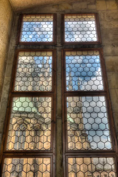Katedrála svatého Víta oknem starého Královského paláce v — Stock fotografie