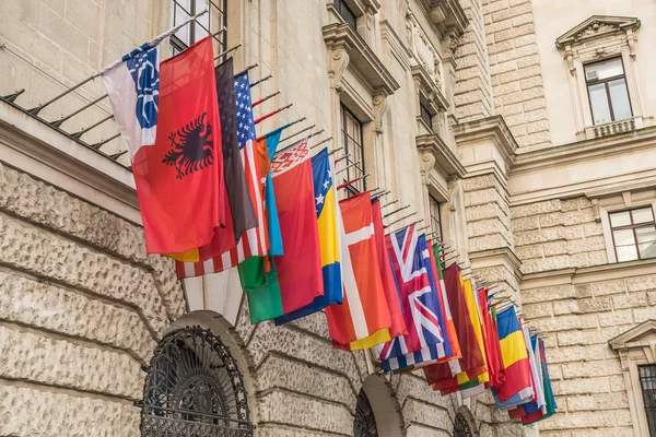 Conjunto internacional de bandeiras no palácio de Hofburg em Viena — Fotografia de Stock