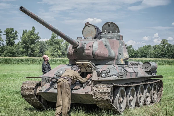 Ryska soldater kontroll en tank innan en kamp — Stockfoto