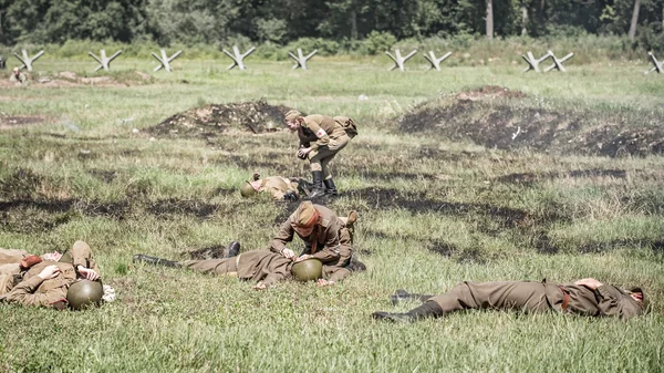 Sjuksköterskor behandling av skadade soldater — Stockfoto