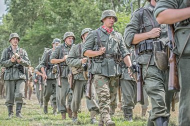 Alman askerleri savaş meydanında yürüyüş