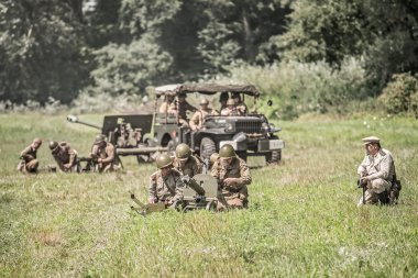 Sovyet askerleri saldırmak için hazırlanıyor