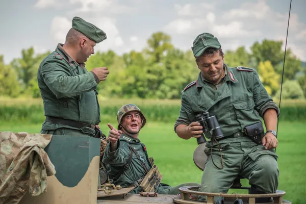 Duitse soldaat praten met kameraden op een tank — Stockfoto