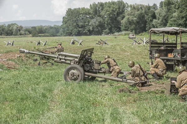 Sovjetiska soldater med en kanon — Stockfoto