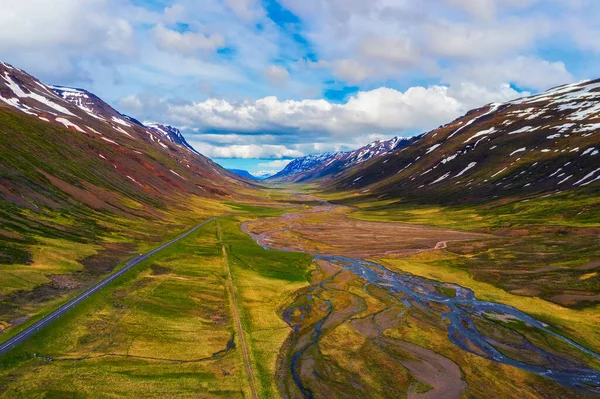 Vista aérea de una carretera que atraviesa un paisaje icelandés — Foto de Stock