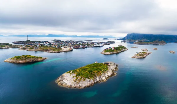 Вид с воздуха на рыбацкую деревню Хеннингсваер на Лофотенских островах в Норвегии — стоковое фото