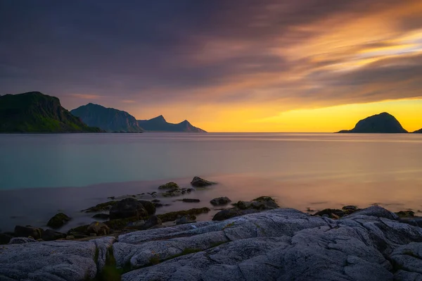 Puesta de sol sobre las montañas y el mar de las islas Lofoten, Noruega — Foto de Stock