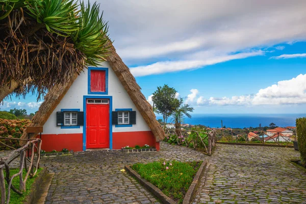 葡萄牙马德拉岛Santana村的传统住房 — 图库照片