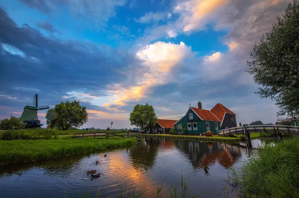 Casas de fazenda históricas na aldeia holandesa de Zaanse Schans ao pôr do sol — Fotografia de Stock