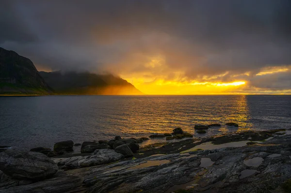 Pôr do sol sobre Tungeneset praia na ilha Senja, no norte da Noruega — Fotografia de Stock