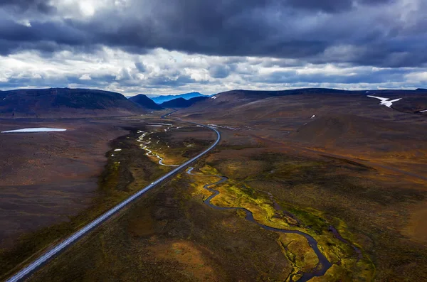 Vista aérea de uma sinuosa Ring Road no norte da Islândia — Fotografia de Stock
