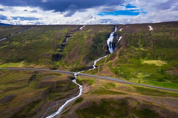 Vista aérea de la cascada de Rjukandafoss en Islandia Oriental — Foto de Stock
