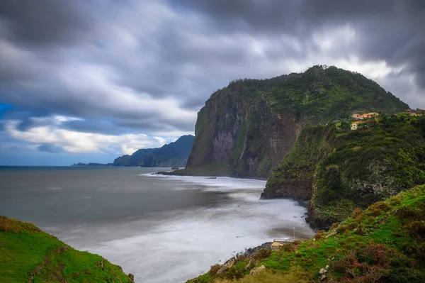 Costa e falésias perto de Santana, nas Ilhas da Madeira, Portugal — Fotografia de Stock