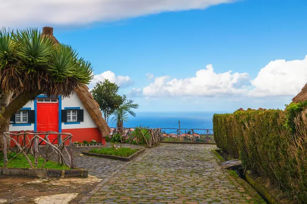 Maison traditionnelle dans le village de Santana, île de Madère, Portugal — Photo