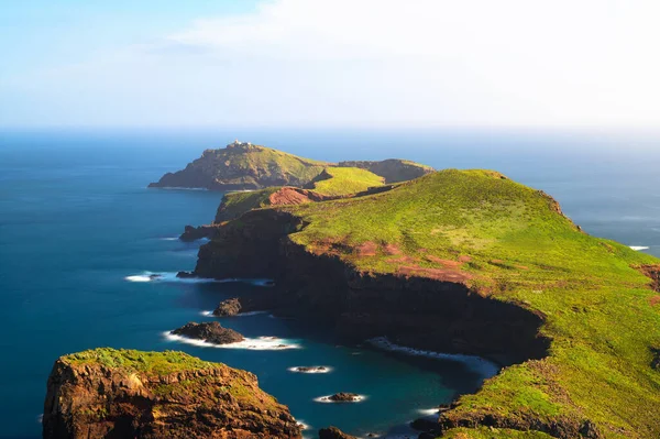 Sao Lourenco yarımadası ve Farol da Ponta deniz feneri, Madeira Adaları, Portekiz — Stok fotoğraf